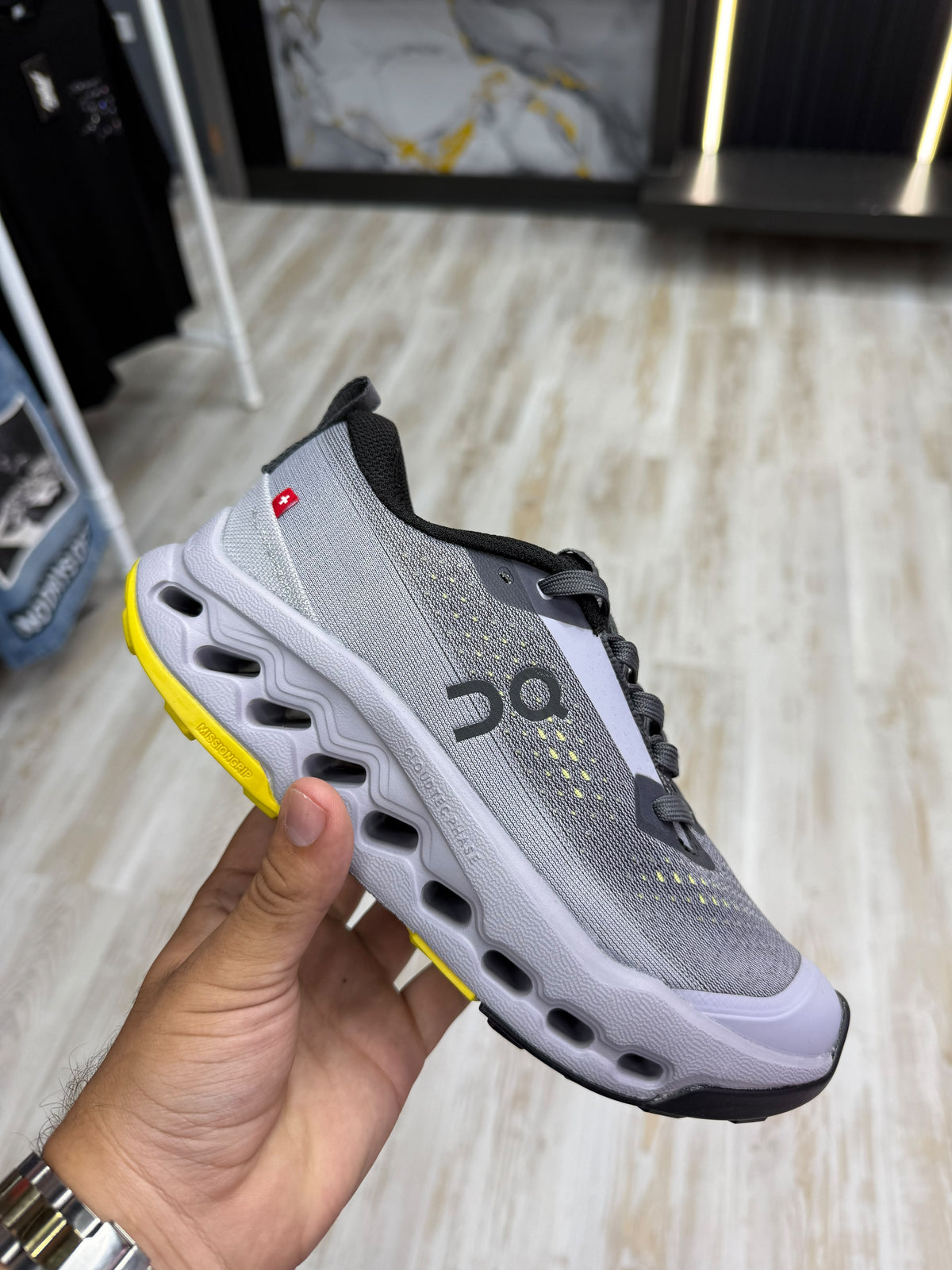 On Cloud CloudSurfer Trail 2 Gris Neon